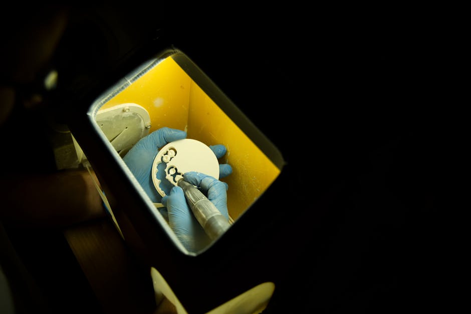 شخصی با لبخندی طبیعی و زیبا که از ایمپلنت دندانی خود راضی به نظر می‌رسد.