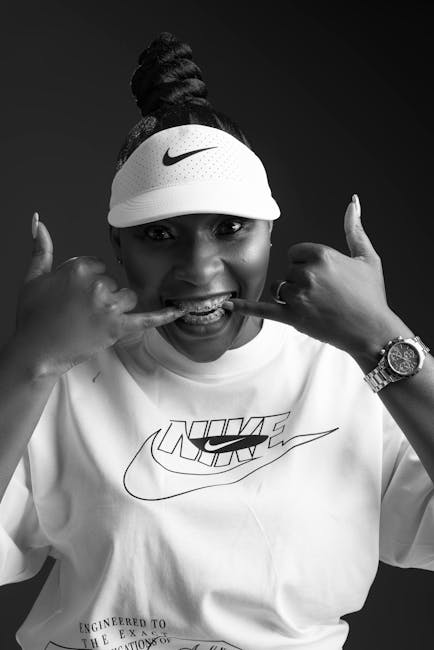 تصویری نمای نزدیک از دندان‌های سفید و ردیف که با دقت و ظرافت ترمیم شده‌اند، نشانگر کیفیت بالای یک لبخند هالیوودی.